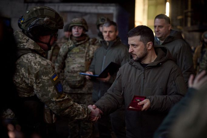 Ukrajinský prezident Volodymyr Zelenskyj navštívil Bahcmut v Doněcké oblasti, kde zuří boje.