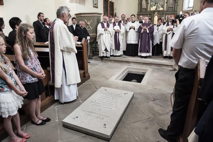 Pohřeb exhumovaných ostatků Josefa Toufara v číhošťském kostele.