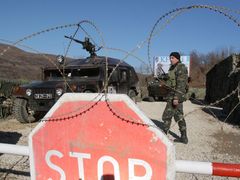 Vjezd do vesnice Štrpce hlídají ukrajinští vojáci s americkými hummery.