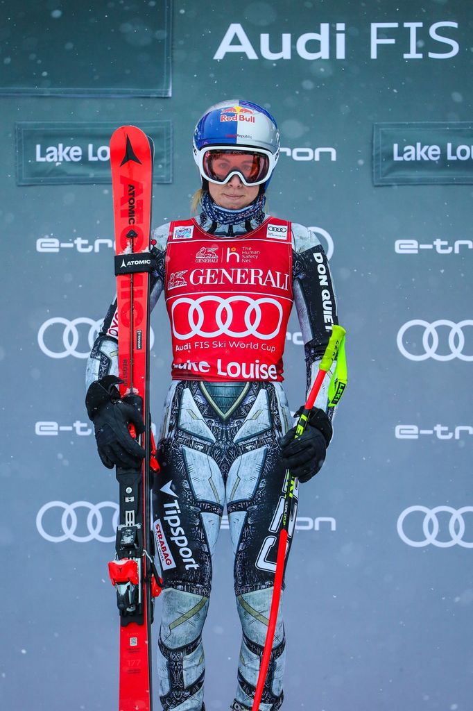 Ester Ledecká v cíli vítězného sjezdu Světícího poháru v Lake Louise