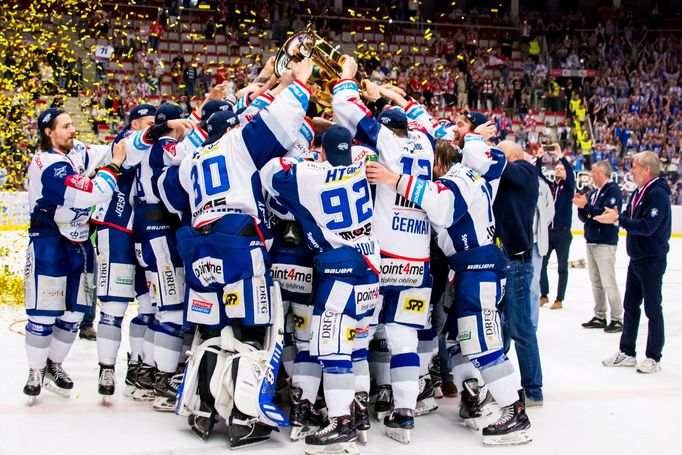 Hokejisté Komety Brno slaví zisk třináctého extraligového titulu. Marek Langhamer. Petr Holík.