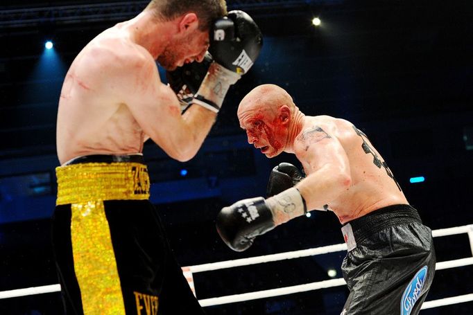 Český boxer Lukáš Konečný v prohraném souboji o titul Mistra světa v lehké střední váze WBO s Čečencem Zaurbekem Bajsangurovem.