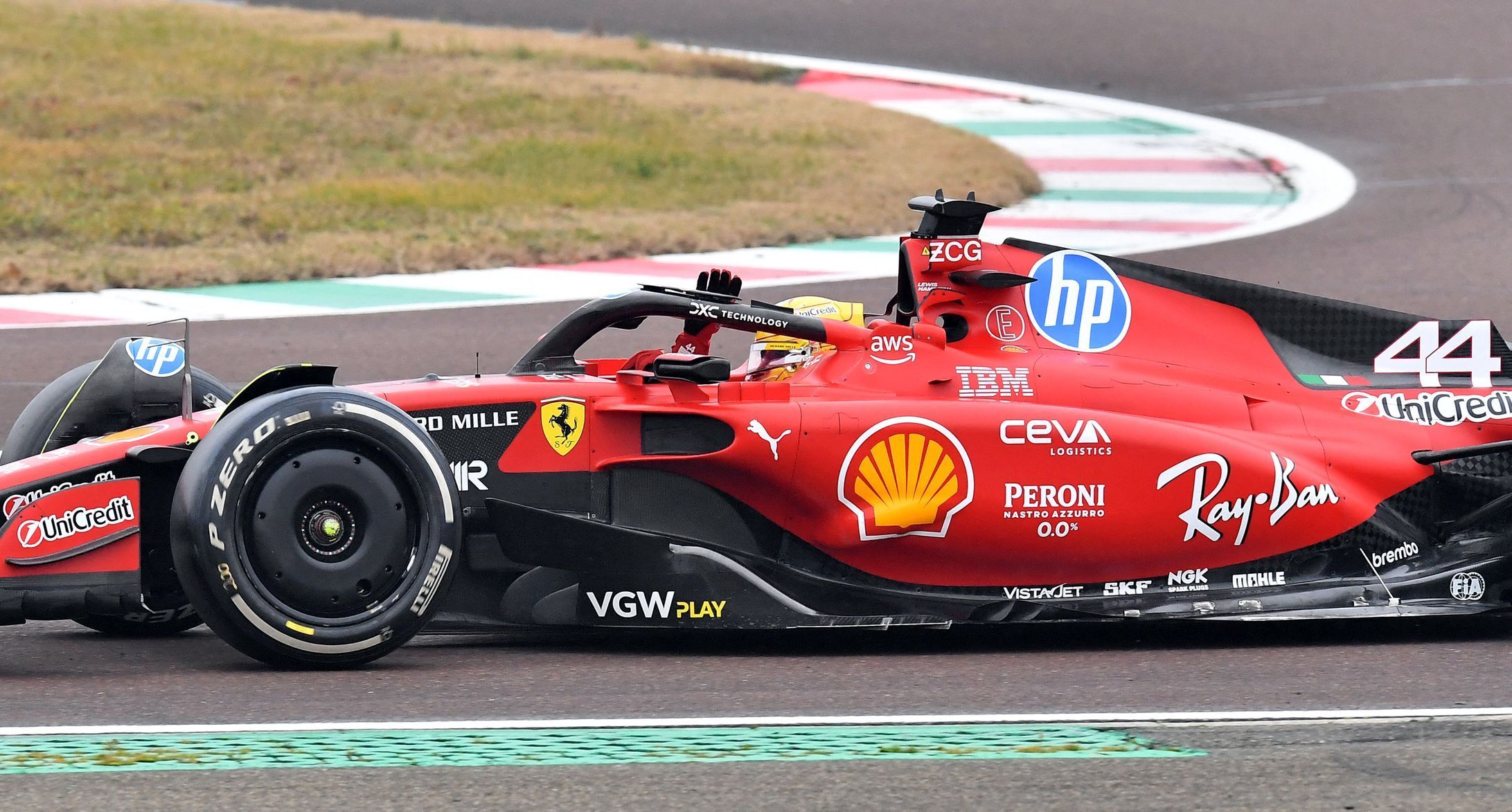 První jízda Lewise Hamiltona v monopostu Ferrari F-23