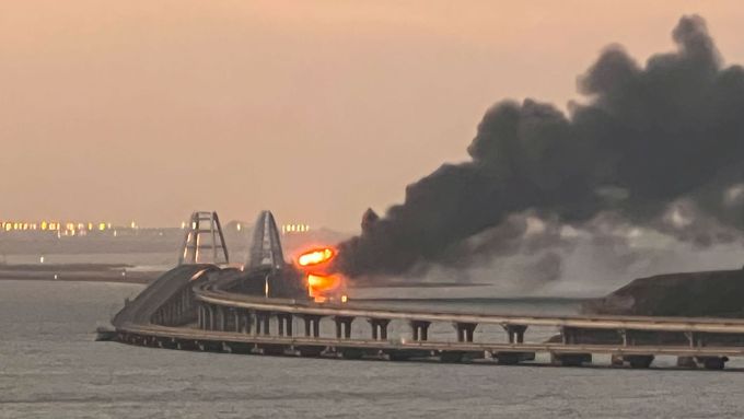 Kerčský most je v plamenech