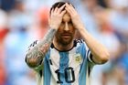 I když skóroval, odcházel nakonec hvězdný Argentinec Lionel Messi ze hřiště v Lusailu s hlavou v dlaních.