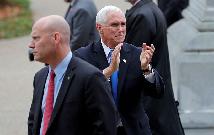 Americký viceprezident Mike Pence (vzadu) a šéf jeho kanceláře Marc Short