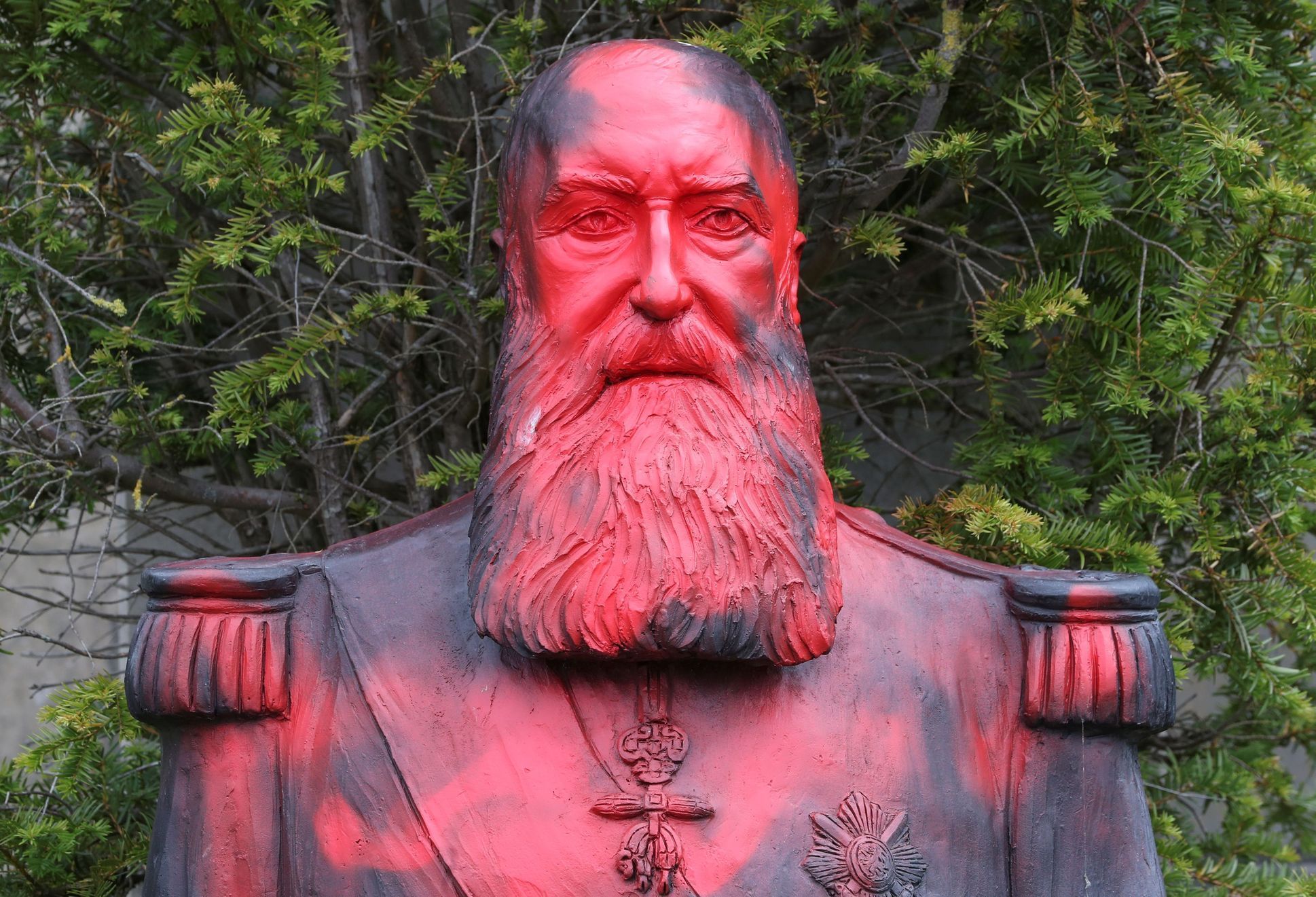 Posprejovaná busta krále Leopolda II. v belgickém městě Tervuren.