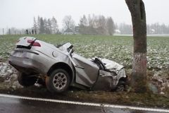 Nehoda uzavřela část silnice R10. Řidič nepřežil