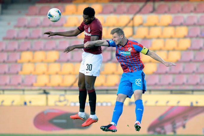 Benjamin Tetteh ze Sparty a Jakub Brabec z Plzně v utkání 25. kola první ligy Sparta Praha - Viktoria Plzeň