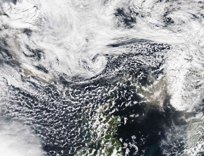 Snímek ze satelitu Aqua z 24. května. Popel z islandské sopky nad severní částí Atlantského oceánu.