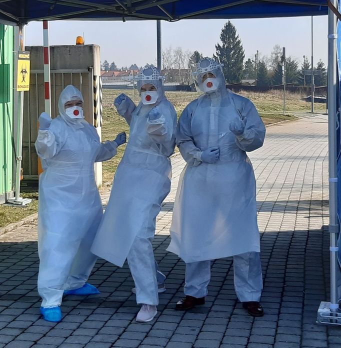 Medici při jedné ze směn v domažlické nemocnici.
