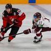 Connor Brown a Martins Dzierkals v zápase Lotyšsko - Kanada na MS 2021