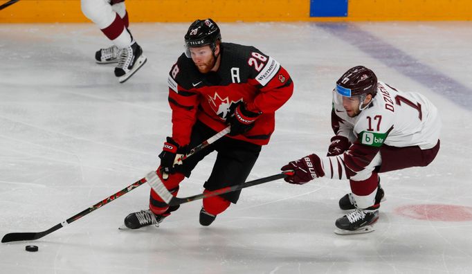 Connor Brown a Martins Dzierkals v zápase Lotyšsko - Kanada na MS 2021