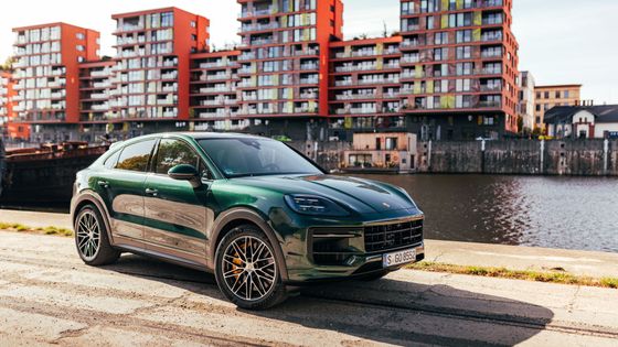 Neslyšně jako z praku. Porsche Cayenne spojuje božské pohodlí a šílenou rychlost