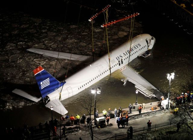 Airbus A320 je vytahován z řeky Hudson
