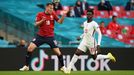 Jan Bořil a Bukayo Saka na zápase Česko - Anglie na ME 2020