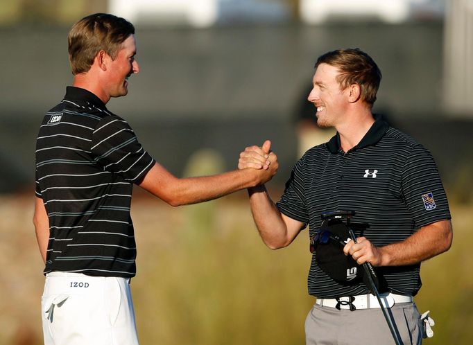 Webb Simpson a Hunter Mahan na jamkovce v Arizoně