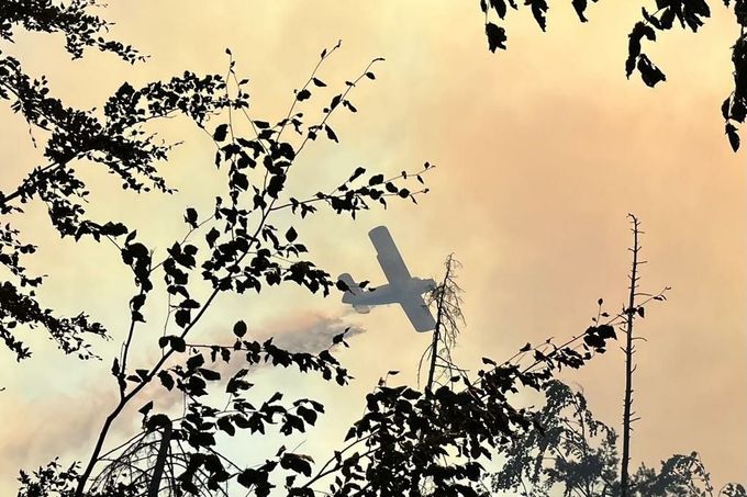 Letoun hasičů při nasazení během požáru v Národním parku České Švýcarsko. 24. 7. 2022