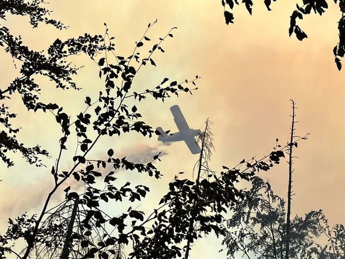 Letoun hasičů při nasazení během požáru v Národním parku České Švýcarsko. 24. 7. 2022