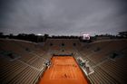 První den přeloženého French Open potvrdil ty nejhorší obavy. Antukový grandslam je pořádně sychravý.