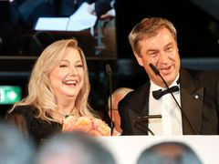 Šéfka festivalu Katharina Wagnerová a bavorský ministerský předseda Markus Söder.