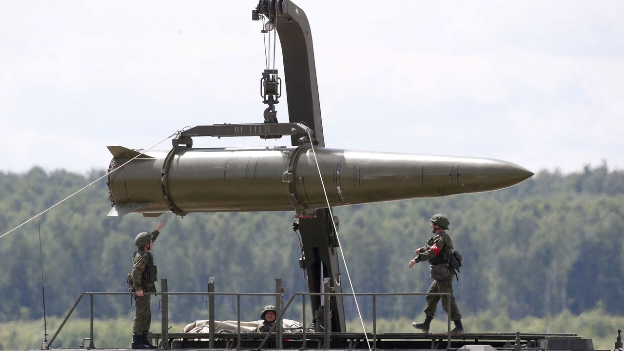 "Už to nelze skrývat." Rusové útočí mnoha raketami najednou a není je čím sestřelovat