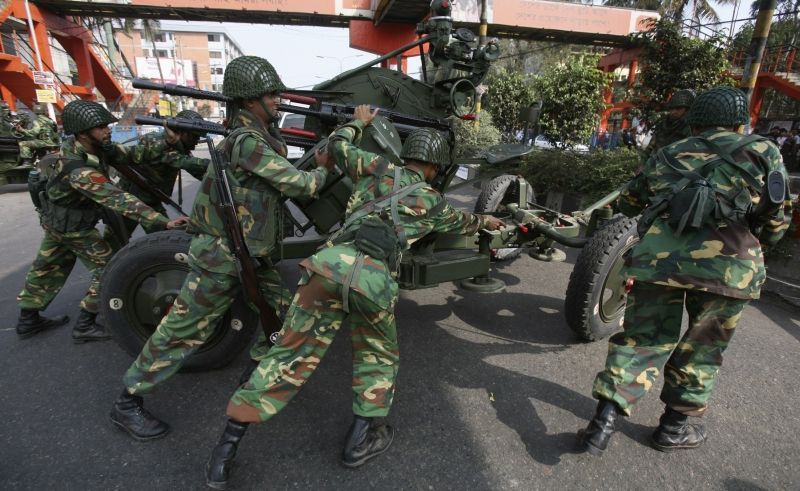 Vojáci odklízejí v Dháce zbraně rebelů