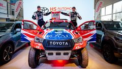 Tomáš Ouředníček (vpravo) a David Křípal s novou Toyotou Hillux pro Rallye Dakar 2021