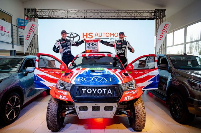 Tomáš Ouředníček (vpravo) a David Křípal s novou Toyotou Hillux pro Rallye Dakar 2021