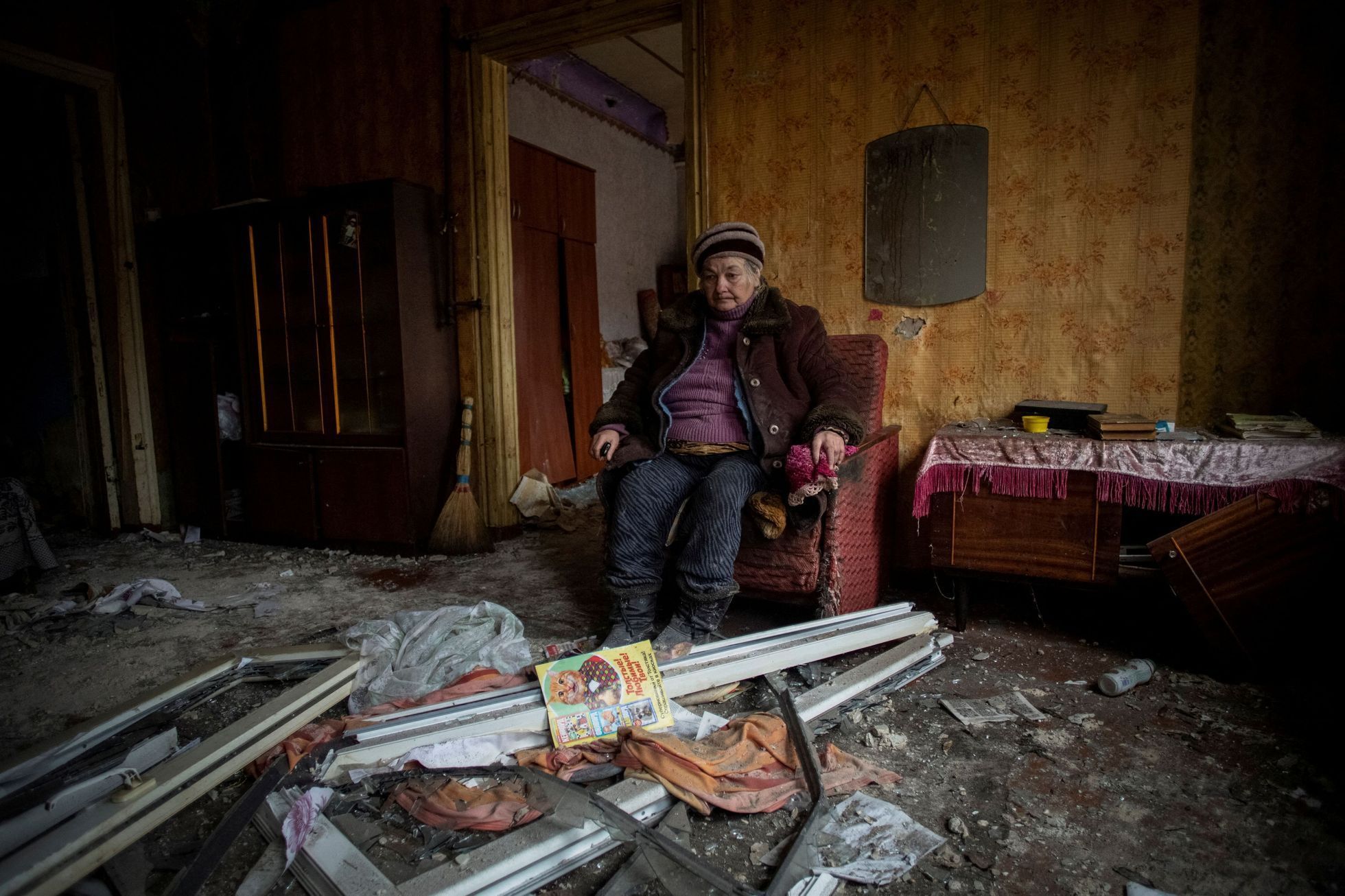 Sedmašedesátiletá pani Natalia sedí ve svém bytě v Kramatorsku, zničeném po ruském bombardování 17.prosince.