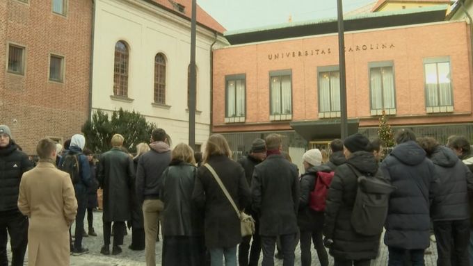 Živě: Lidé přicházejí uctít památku obětí střelby na Filozofické fakultě