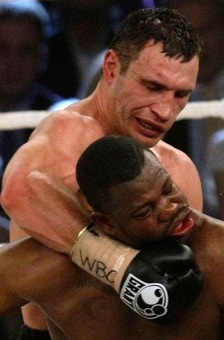 Ukrajinský boxer Vitalij Kličko obhájil titul organizace WBC, když porazil Kubánce Juana Carlose Gómeze technickým k.o.