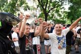 Srbští fanoušci patří mezi nejobávanější na světě, bezpečnostní složky proto počítaly s velkým rizikem konfliktu. Na fanoušky Crvené Zvezdy Bělehrad dohlížely ve městě stovky policistů.
