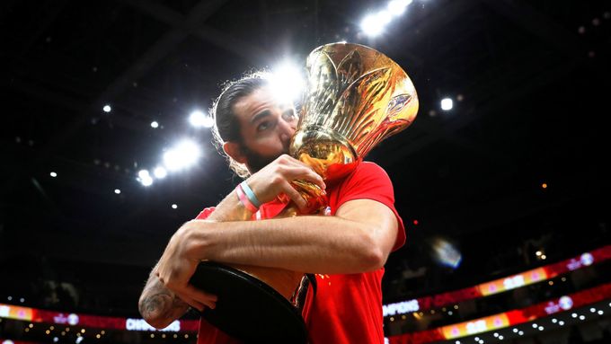 Španělský basketbalista Ricky Rubio, nejlepší hráč MS, s trofejí pro světové šampiony