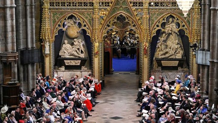Obrazem: Bůh ochraňuj krále Karla. Británie po 70 letech korunovala nového panovníka