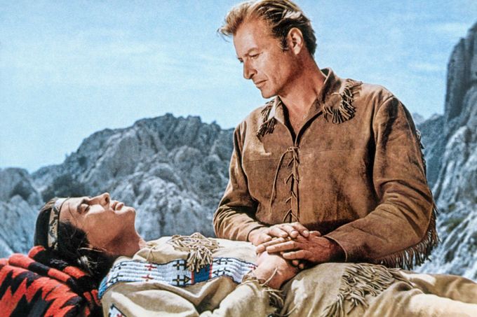 Lex Barker v roli Old Shatterhanda drží za ruce umírajícího indiánského náčelníka Vinnetoua, kterého ve filmu "Poslední výstřel" v roce 1965 ztvárnil Pierre Brice.