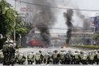 Krev,oheň,slzný plyn. Thajská armáda jde proti opozici