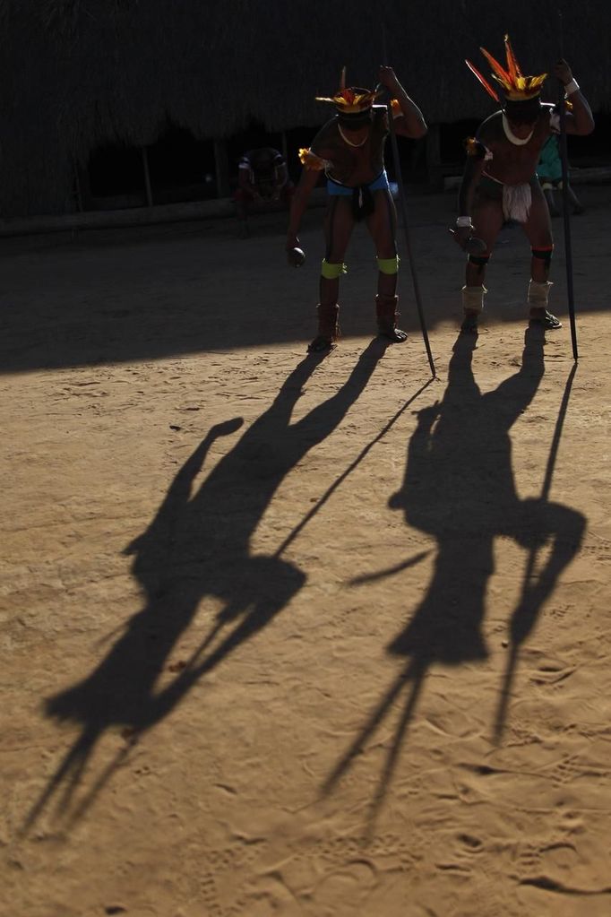 Yawalapiti men perform a dance in the Xingu National Park, Mato Grosso State, May 7, 2012. In August the Yawalapiti tribe will hold the Quarup, which is a ritual held over several days to honour in death a person of great importance to them. This year the Quarup will be honouring two people - a Yawalapiti Indian who they consider a great leader, and Darcy Ribeiro, a well-known author, anthropologist and politician known for focusing on the relationship between native peoples and education in Brazil. Picture taken May 7, 2012. REUTERS/Ueslei Marcelino (BRAZIL - Tags: SOCIETY ENVIRONMENT) ATTENTION EDITORS - PICTURE 24 OF 28 FOR PACKAGE 'LIFE WITH THE YAWALAPITI TRIBE' Published: Kvě. 15, 2012, 5:11 odp.