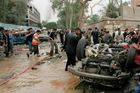 Radikálové zabíjeli, u tržiště odpálili auto s bombou