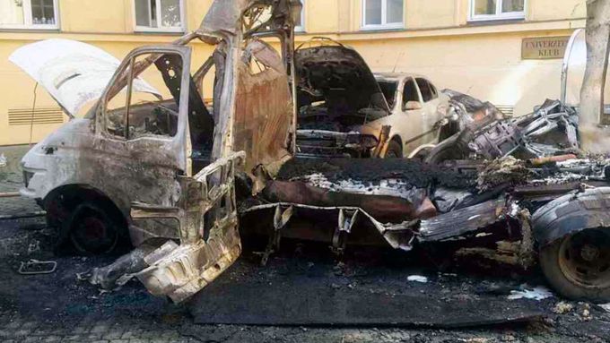 Auto po výbuchu ve vnitrobloku brněnského rektorátu.