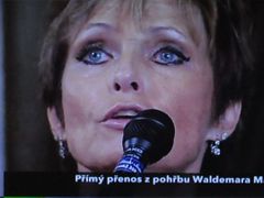 Pohřeb Waldemara Matušky - manželka Olga zpívá