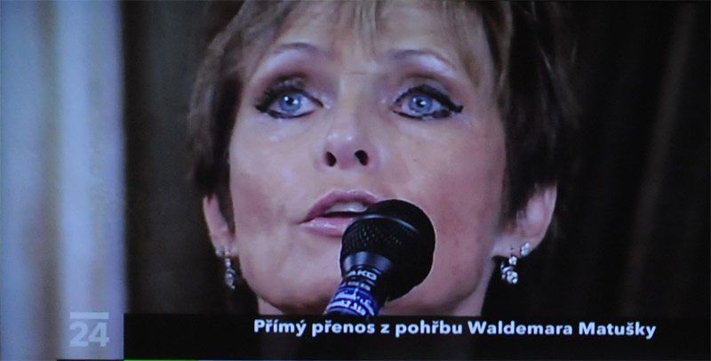 Pohřeb Waldemara Matušky - manželka Olga zpívá