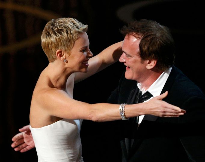 Quentin Tarantino získal Oscara na nejlepší původní scénář. Gratuluje mu Charlize Theron.