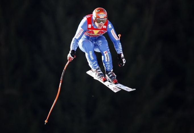 Švýcar Didier Cuche zachycen za letu při jeho prvním nácviku.