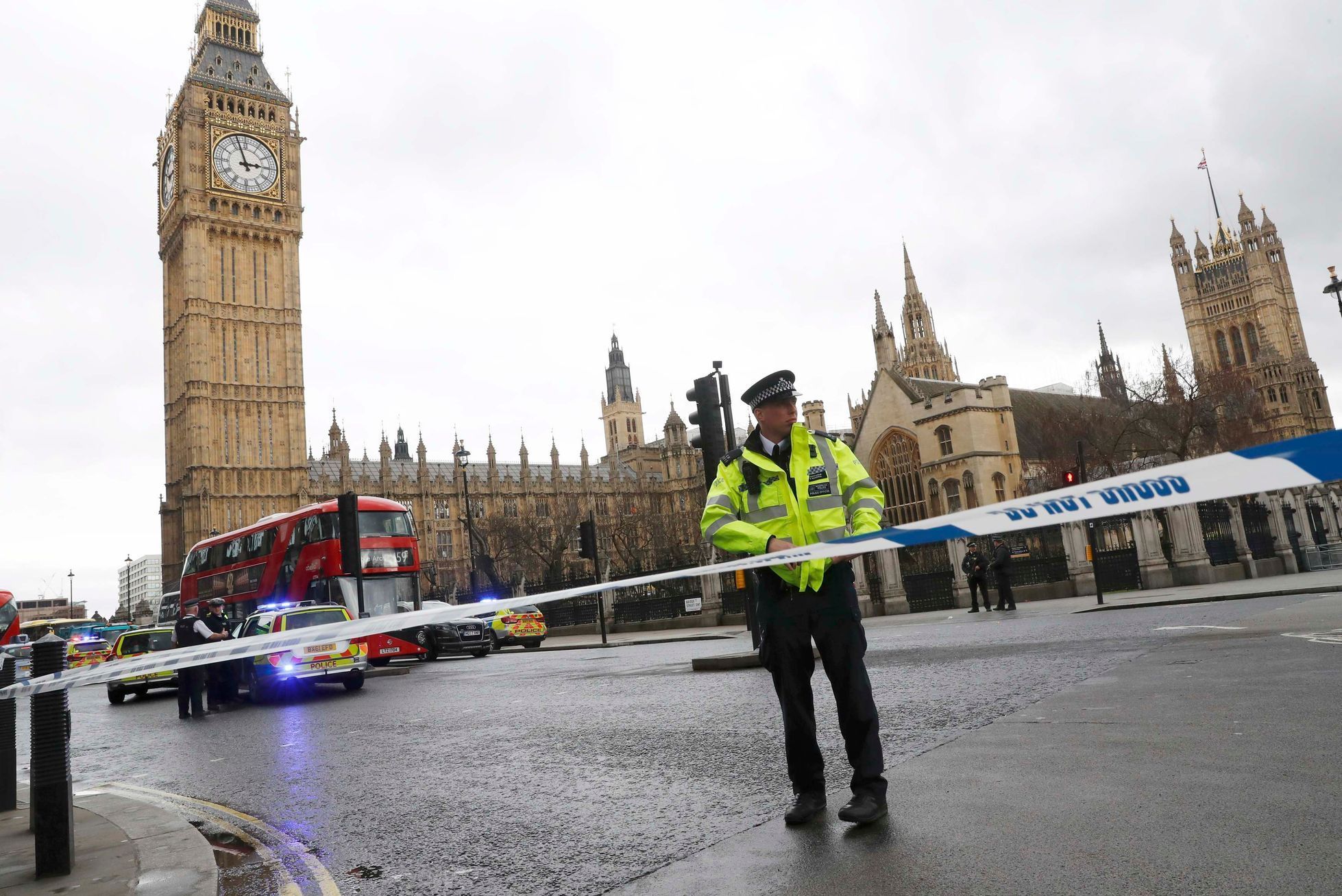 Před britským parlamentem se střílelo