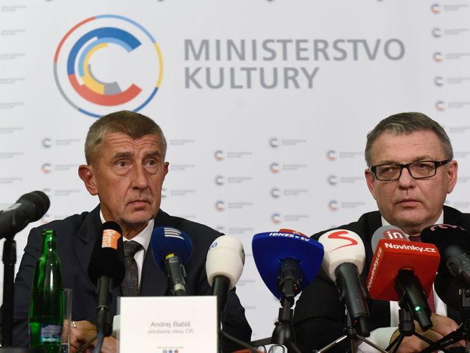 Premiér Andrej Babiš a nynější ministr kultury Lubomír Zaorálek. Výsledky kontroly se však týkají jeho dvou předchůdců - Antonína Staňka (ČSSD) a Ilji Šmída (za ANO).