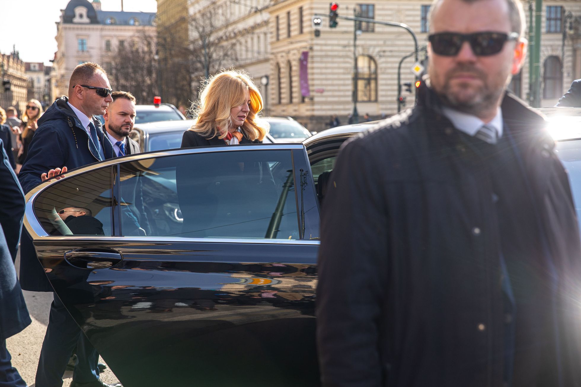 Slovenská prezidentka Zuzana Čaputová před Filozofickou fakultou v Praze