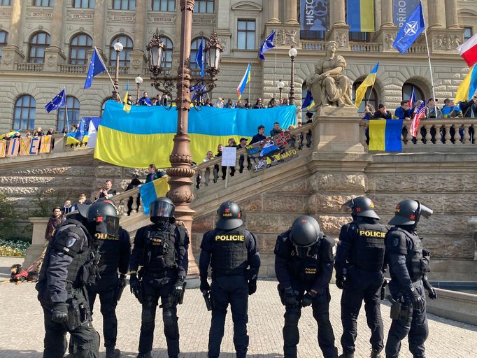 Na akci dohlíží zhruba 200 policistů a 30 příslušníků antikonfliktního týmu.