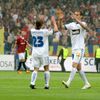 O dvě minuty později vyrovnal na 1:1 Ondřej Smetana (vpravo). Hlavou usměrnil do sítě přímý kop Petra Papouška.