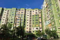V Česku se loni postavilo o pětinu méně bytů, byly ale dražší